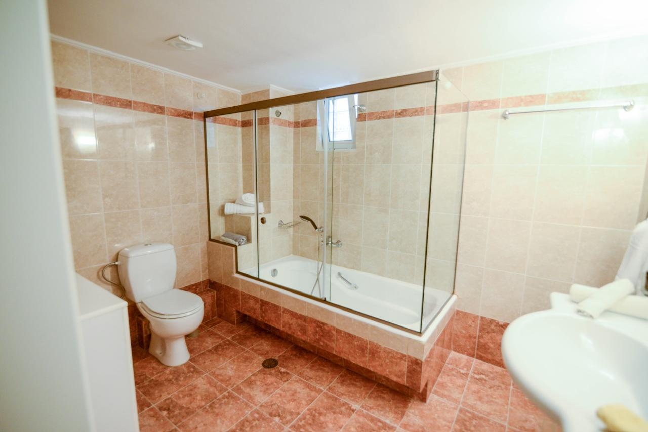 Main bathroom — second angle