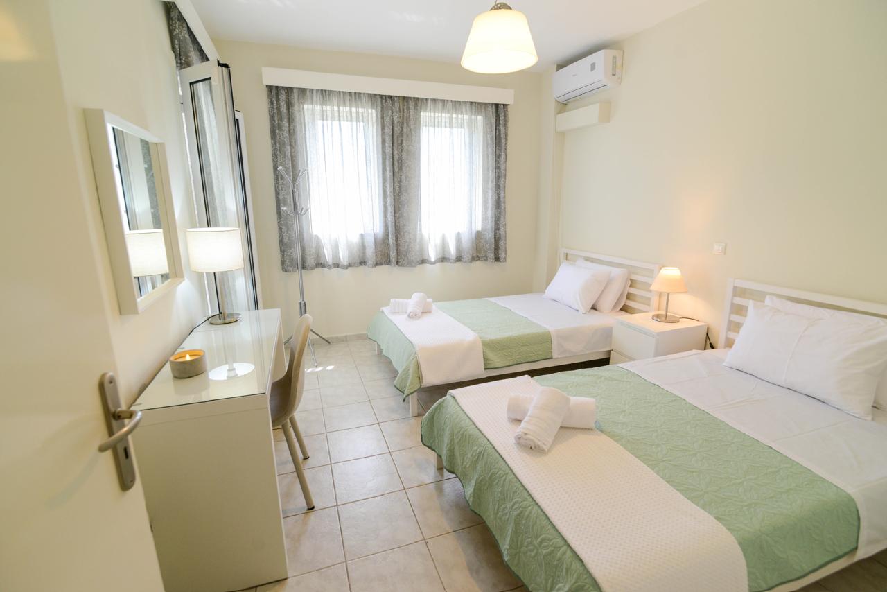 Twin bedroom — full view